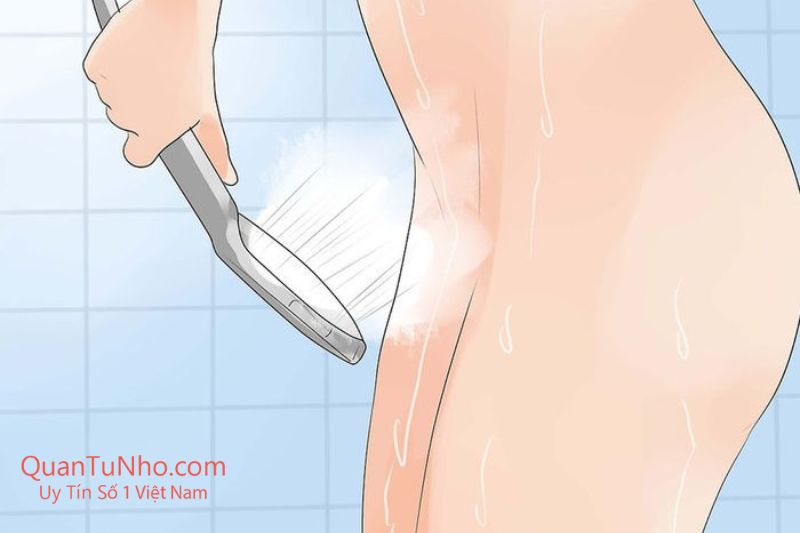 tư thế thủ dâm bằng vòi nước