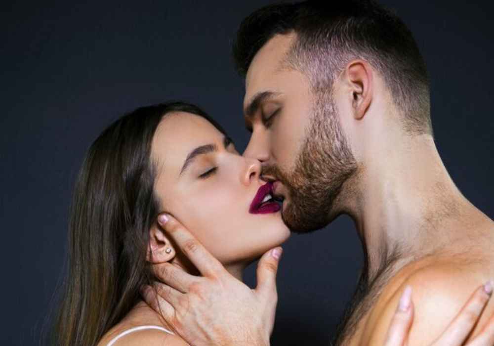 Cách Hôn Làm Đàn Ông Mê Mẩn: Tâm Lý, Kỹ Thuật Và 10+ Kiểu Hôn Khiến Chàng Say Đắm 3 kết hợp mớn trớn hôn kiểu pháp