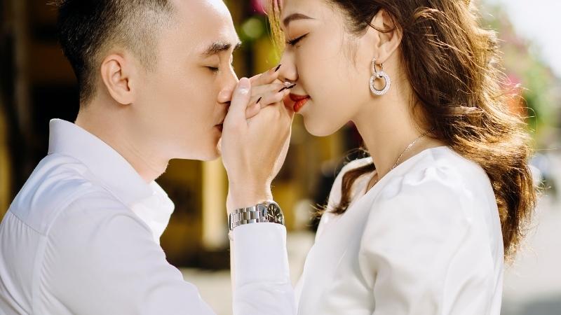 hôn tay lãng mạn