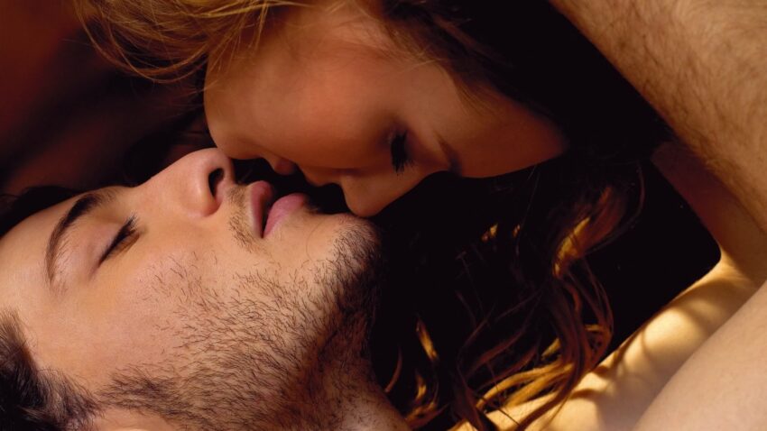 khi hôn con trai thường làm gì