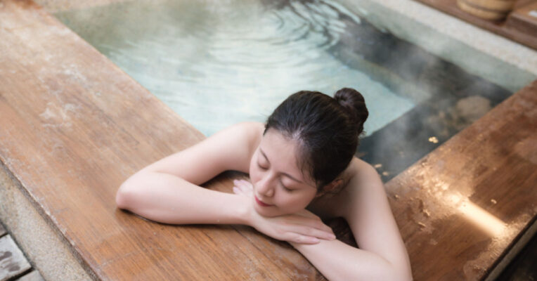 Biểu hiện sau khi ngừng thuốc tránh thai hàng ngày: Thông tin, Triệu chứng, Quản lý và Phục hồi 6 Ngâm mình trong bồn nước ấm