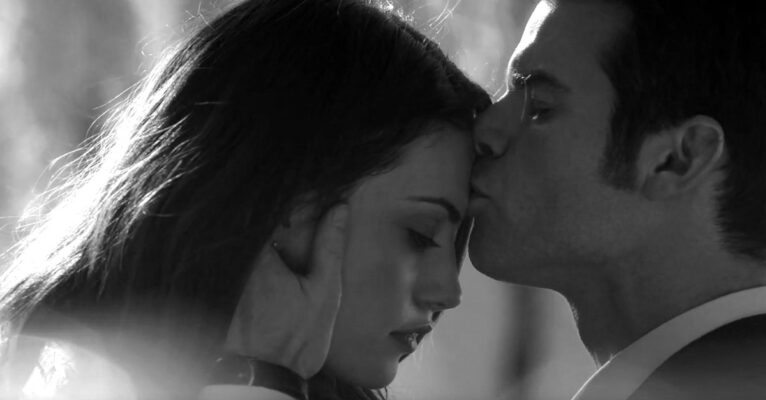 Fetish (Ái vật): Định nghĩa, Phân loại, Nguyên nhân và Biểu hiện Tâm lý 4 Nụ hôn lên trán