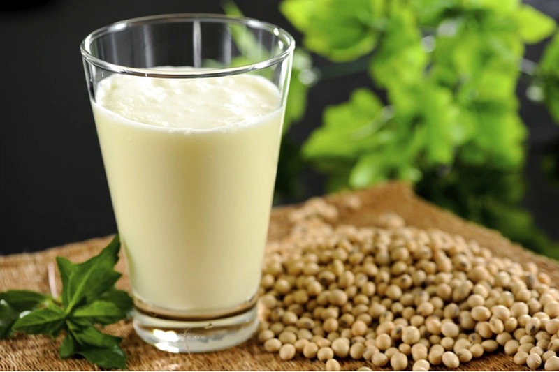Sau sinh uống sữa đậu nành được không