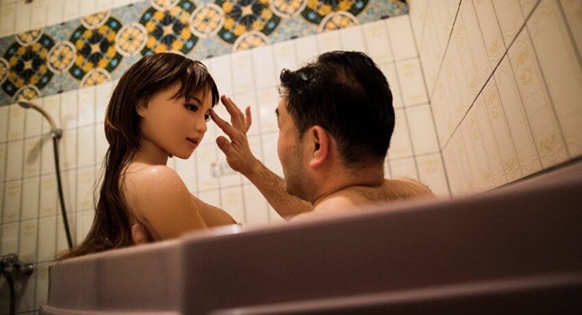 Quan hệ với búp bê tình dục