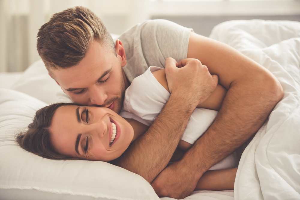 Đàn ông thích gì sau khi quan hệ: Giải mã Tâm lý, Nhu cầu, Hành vi và Cách giao tiếp 4 Cuddling