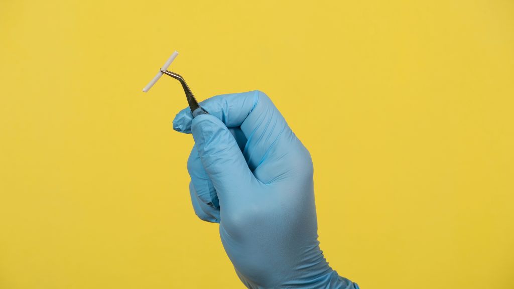 cấy que tránh thai