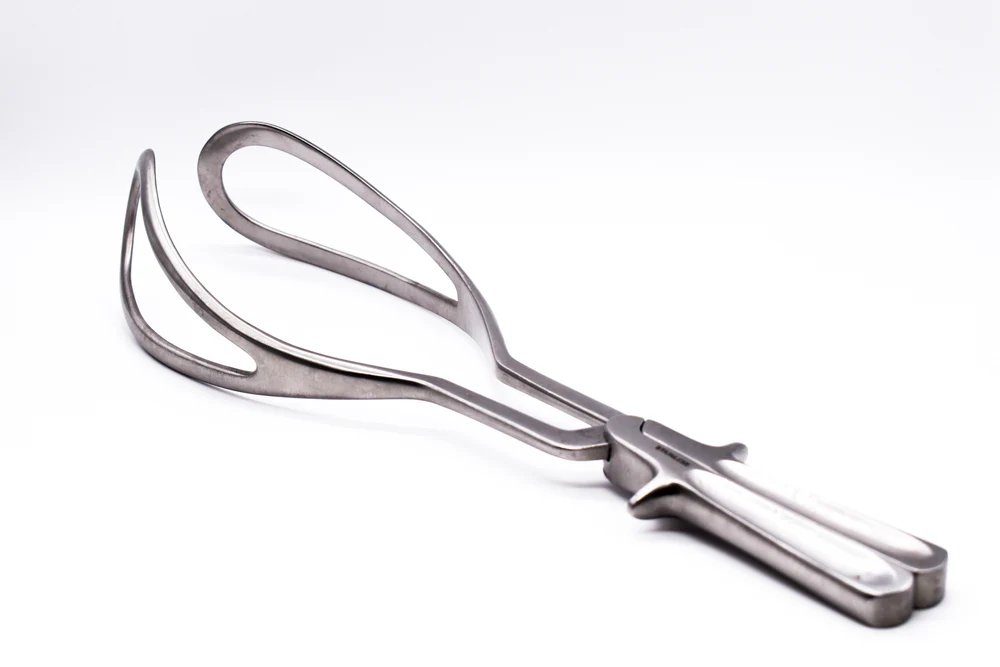 Xỏ khuyên dương vật: Thông tin, Phân loại, Quy trình và Chăm sóc 5 forceps