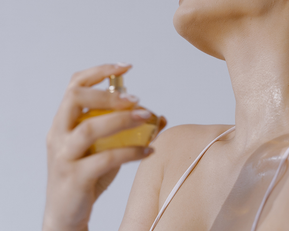 Nước hoa kích dục nữ không mùi: Định nghĩa, Cơ chế hoạt động, Phân loại và Lưu ý an toàn 8 Sử dụng nước hoa kích dục nữ